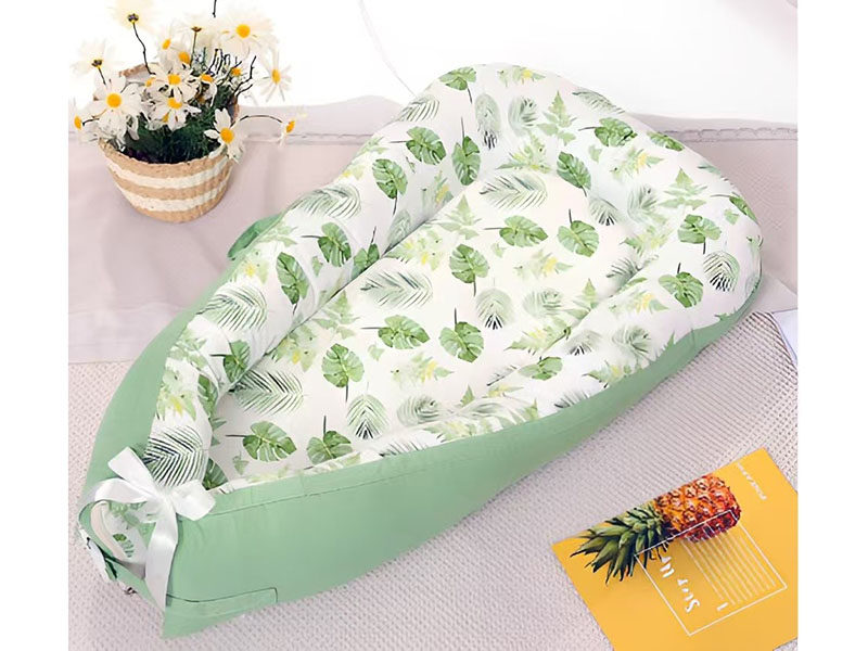 Portable anti-pinch bed for newborns