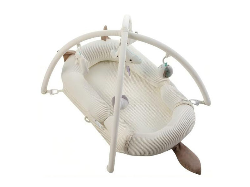Portable anti-overflow and anti-pressure bed for newborns