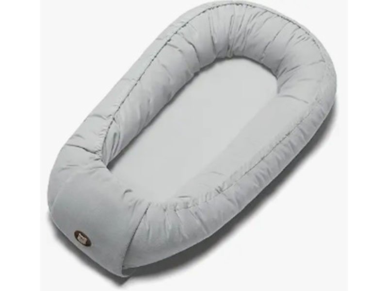 Portable anti-pinch bed for newborns