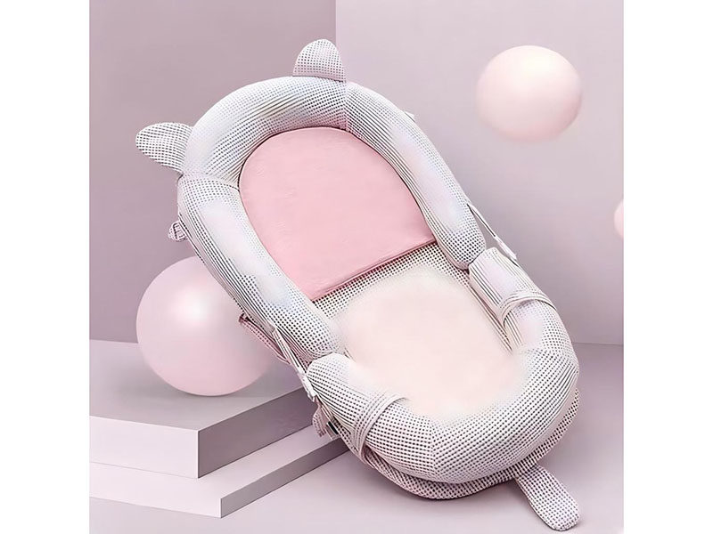 Portable anti-overflow and anti-pressure bed for newborns