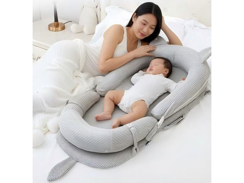 Portable anti-overflow and anti-pressure bed for newborns