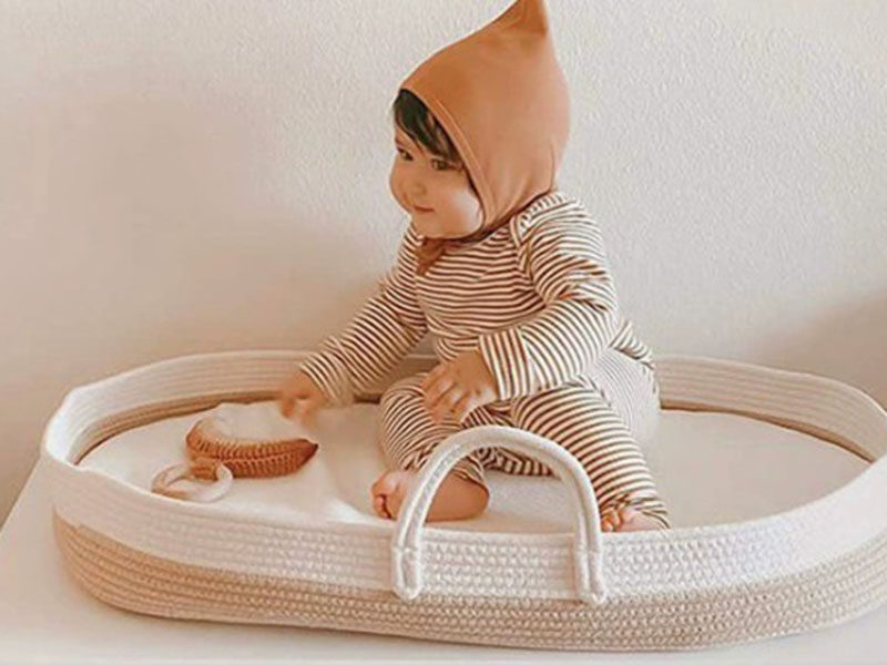 Newborn anti-startle and anti-pressure crib/anti-spit-up and anti-overflow crib/portable uterus-inspired anti-pressure crib