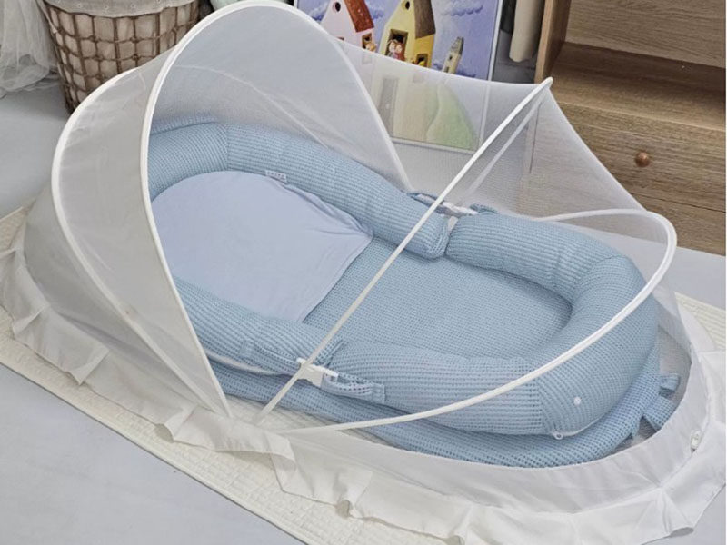 Portable anti-overflow and anti-pressure bed for newborns