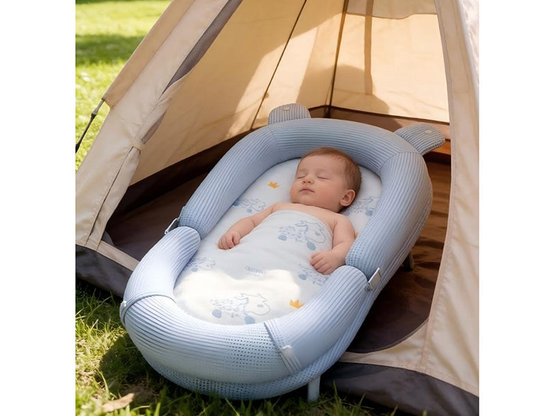 Portable anti-overflow and anti-pressure bed for newborns