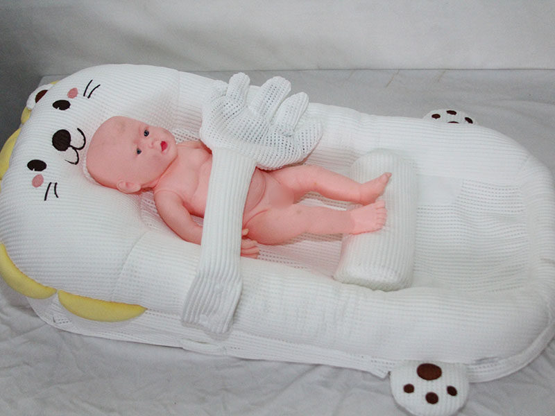 Anti-spitting up, anti-spillage, anti-startle, soothing, and anti-pinch crib/bed