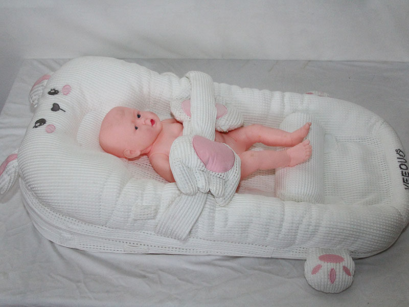Anti-spitting up, anti-spillage, anti-startle, soothing, and anti-pinch crib/bed