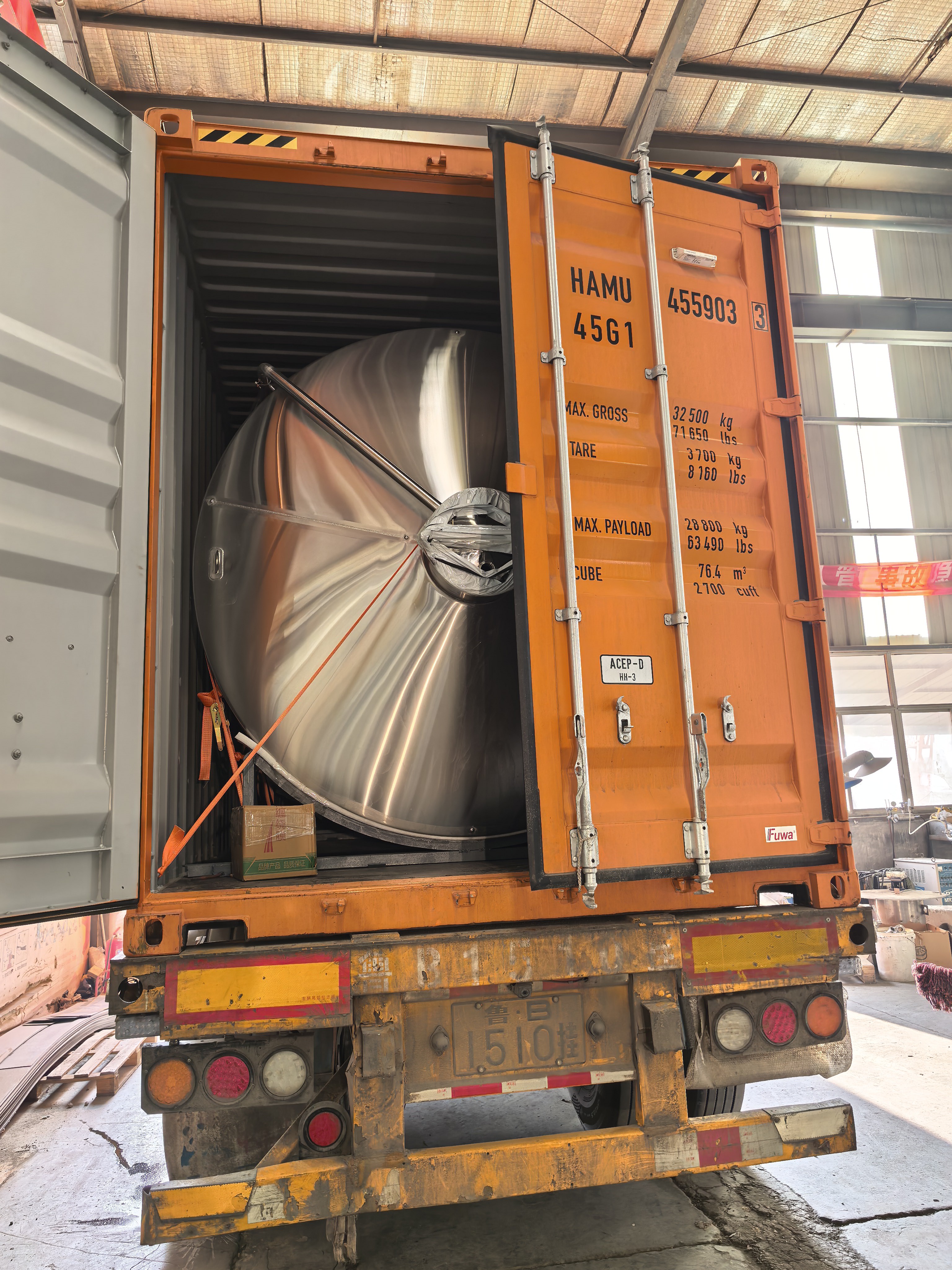 スパークリングワインタンクを顧客に出荷しました