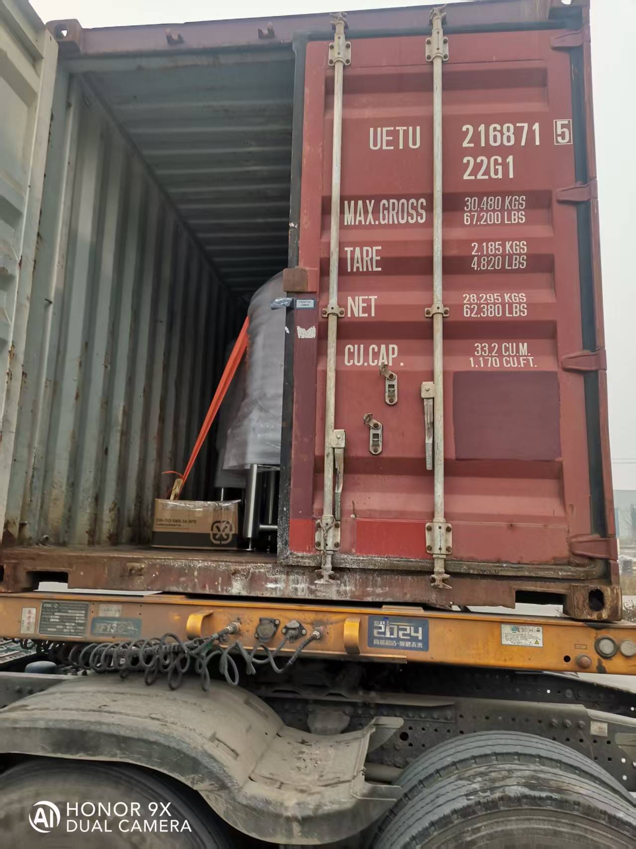 コーヒー発酵タンクをコンテナに積み込み出荷しました