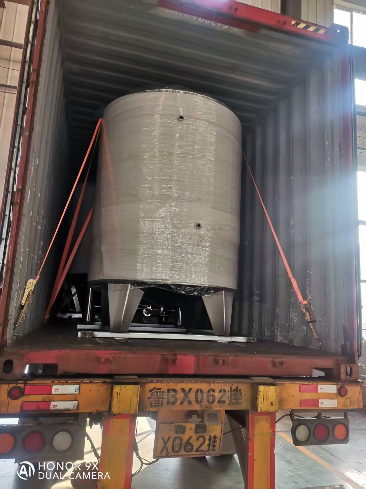 Kami Memuat Tangki Anggur Stainless Steel ke dalam Kontainer untuk Pengiriman