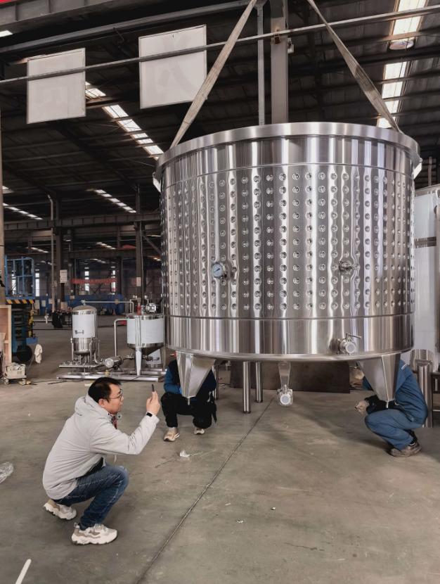 Pelanggan dari Meksiko datang untuk memeriksa tangki tequila di pabrik kami