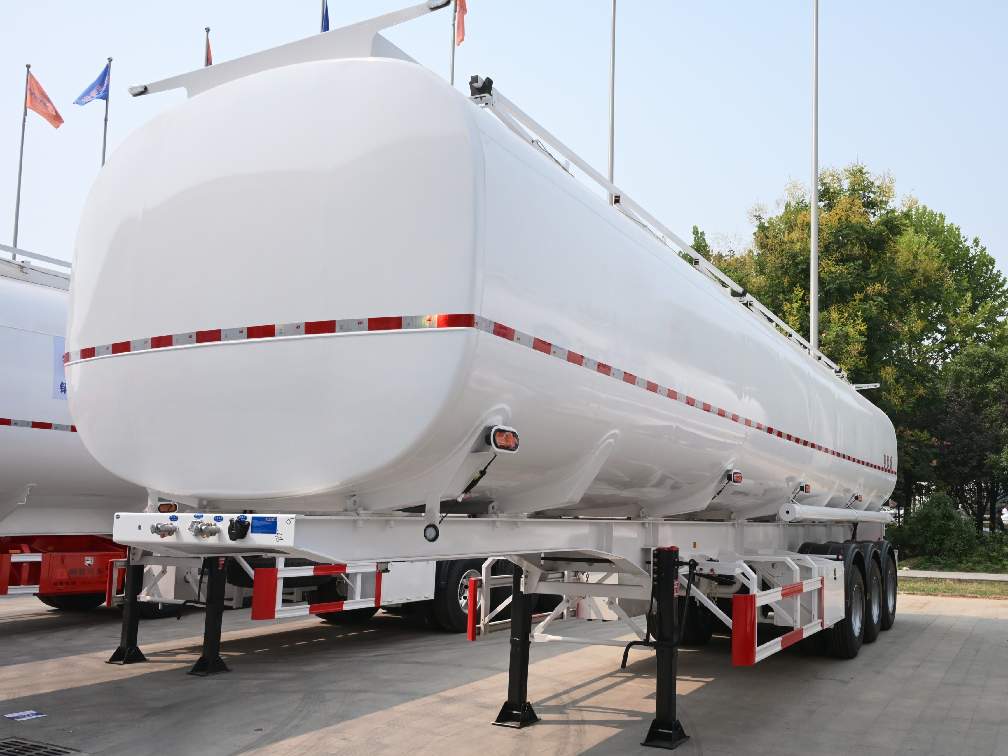 Trailer Semi Tangki Bahan Bakar 45m³ 5-Kompartemen