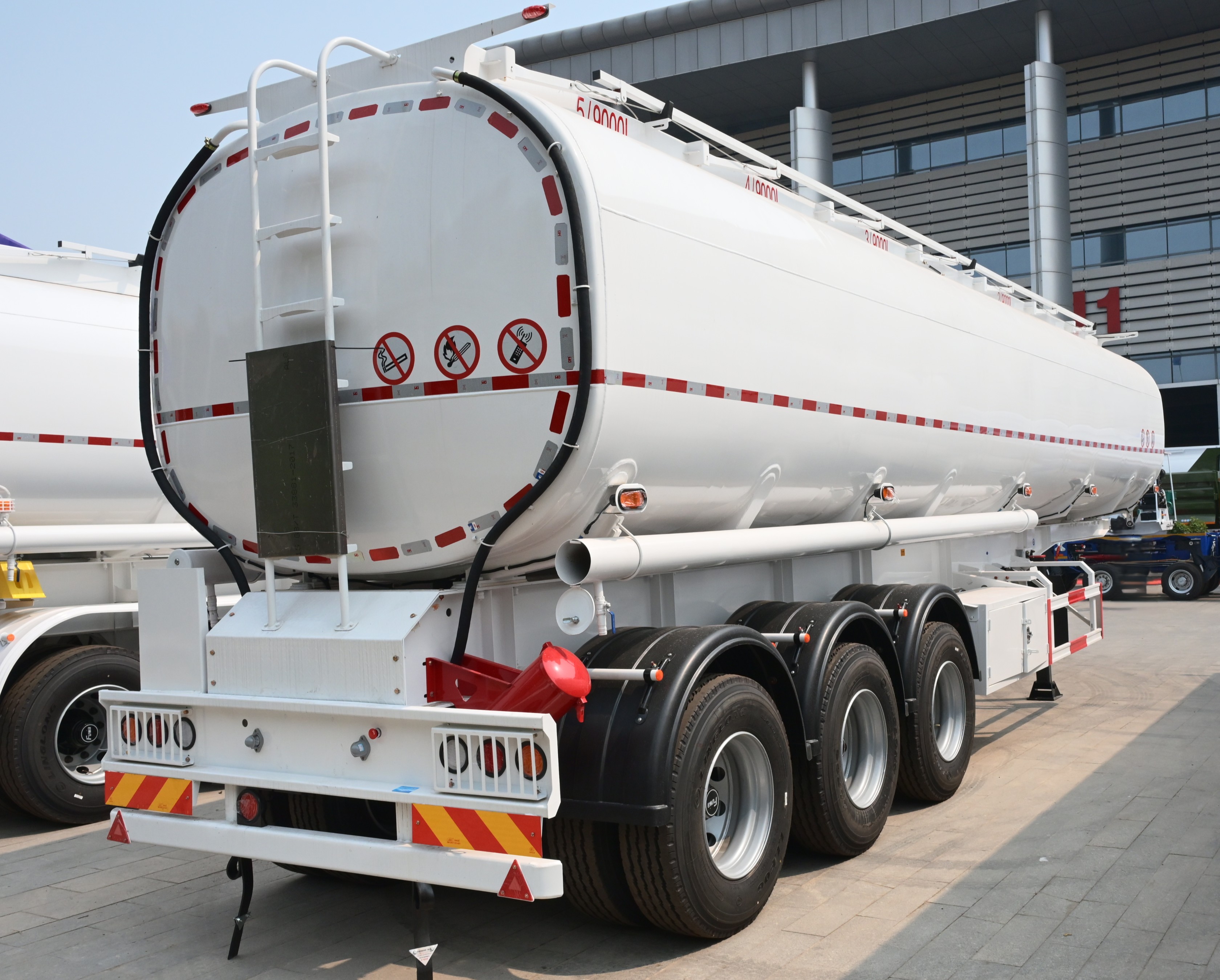 Trailer Semi Tangki Bahan Bakar 45m³ 5-Kompartemen