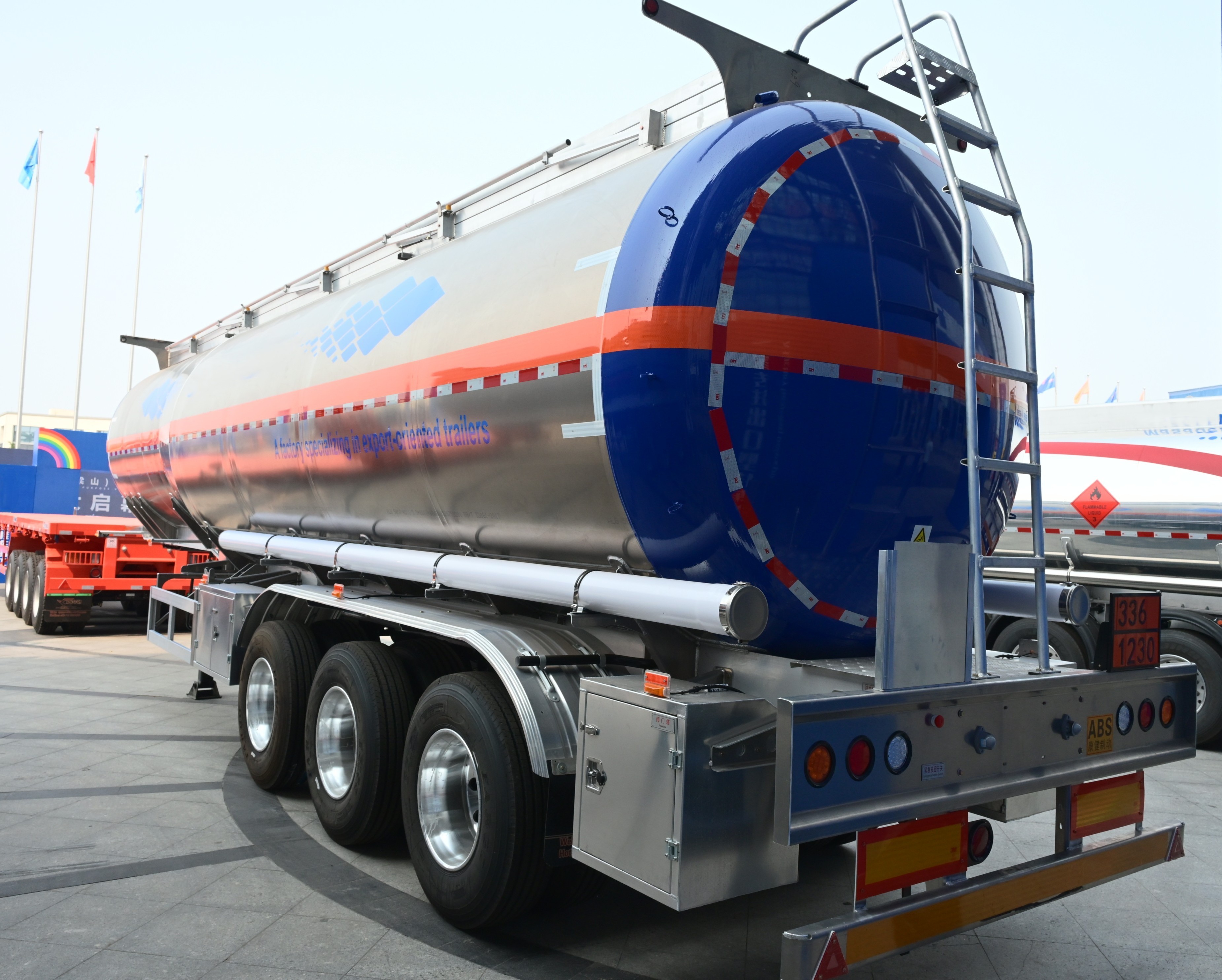 Semi-Trailer Tangki Bahan Bakar Leher Angsa Paduan Aluminium 3 Gandar