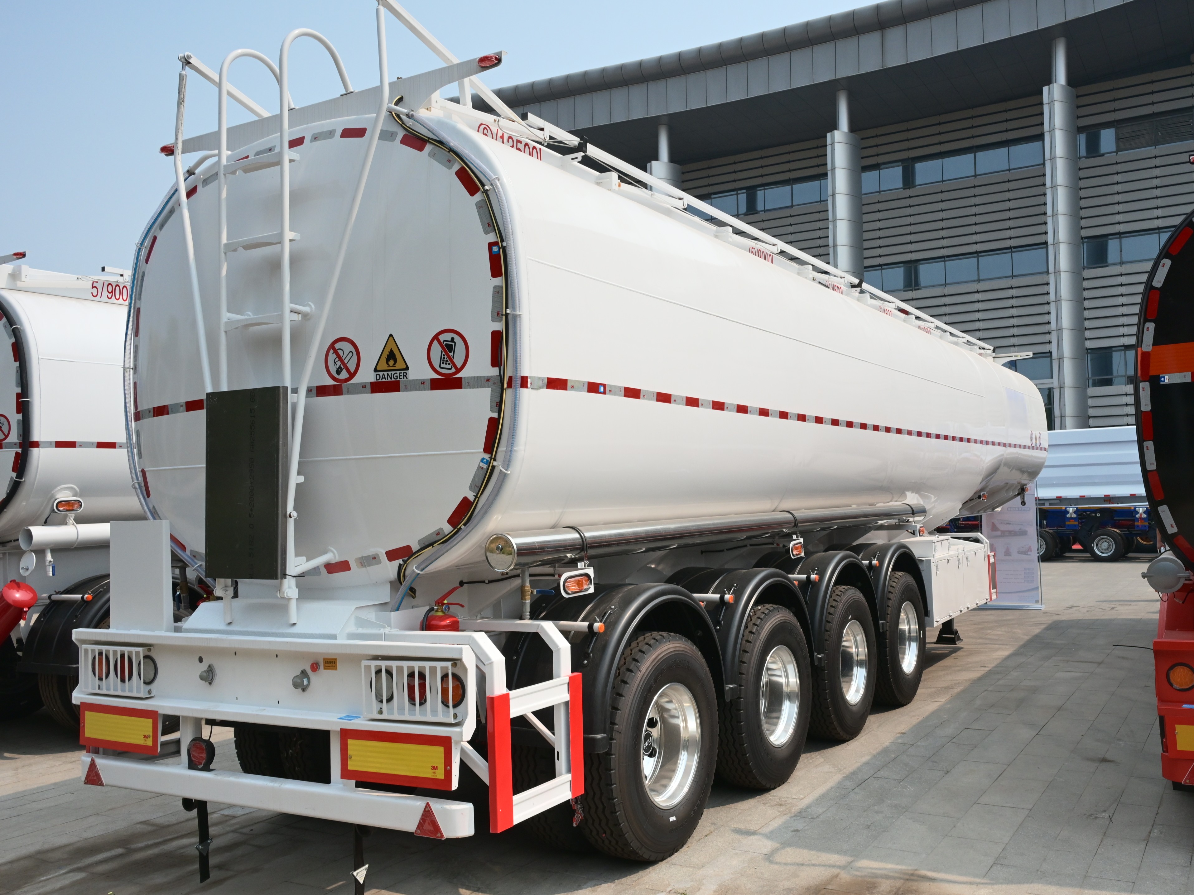 Semi-Trailer Tangki Bahan Bakar Gooseneck 4 Gandar 45000L